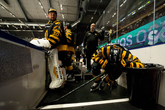 Skellefteås Melker Karlsson har ont