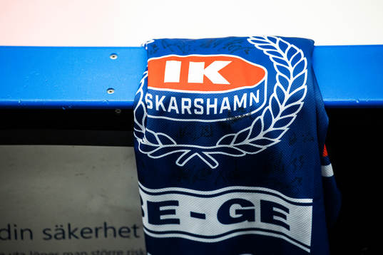 En signerad Oskarshamnströja på sargen