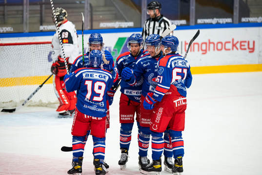 Oskarshamns Philip Samuelsson jublar med lagkamrater