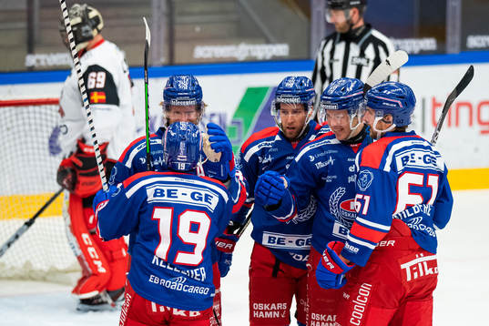Oskarshamns Philip Samuelsson jublar med lagkamrater