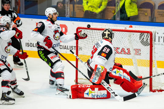Malmö Redhawks målvakt Oscar Alsenfelt och Joseph Veleno