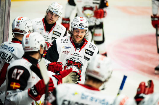 Malmö Redhawks Carl Persson jublar med lagkamrater