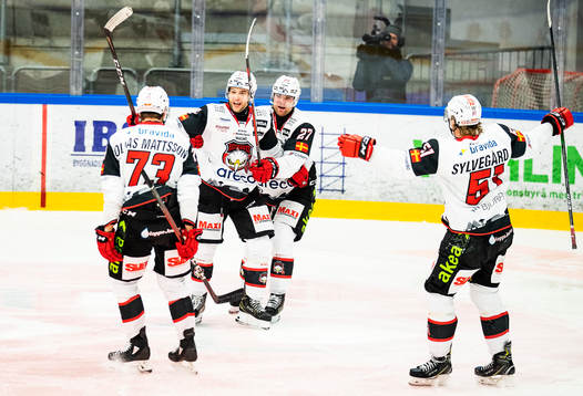 Malmö Redhawks Ponthus Westerholm jublar med lagkamrater