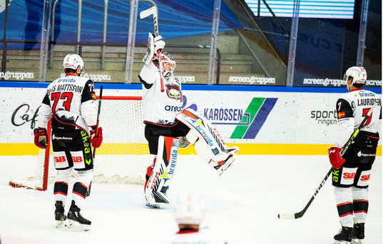 Malmö Redhawks målvakt Lars Volden jublar