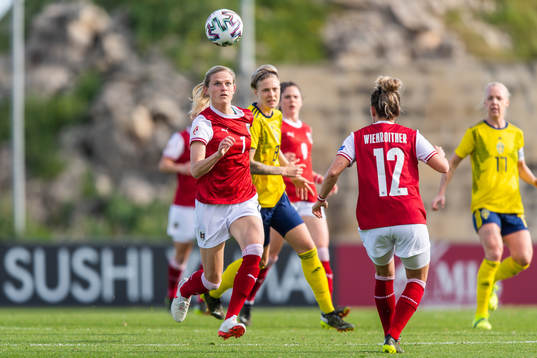 Carina Wenninger of Austria and Lina Hurtig of Sweden