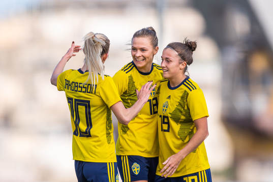 Fridolina Rolfö celebrates with Sofia Jakobsson and