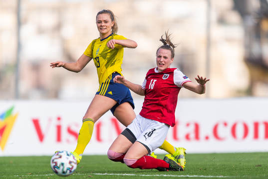 Fridolina Rolfö of Sweden scores 1-2