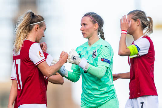 Sarah Puntigam celebrate with goalkeeper Jasmin Pal of