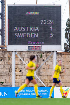 The scoreboard shows the result 1-5