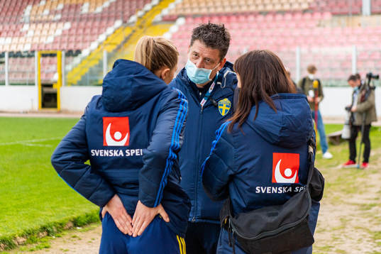 Fridolina Rolfö talking to Mats Börjesson, medical doctor