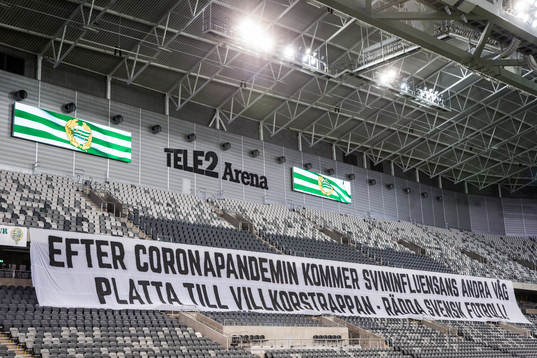 En banderoll på läktaren innan fotbollsmatchen i Svenska