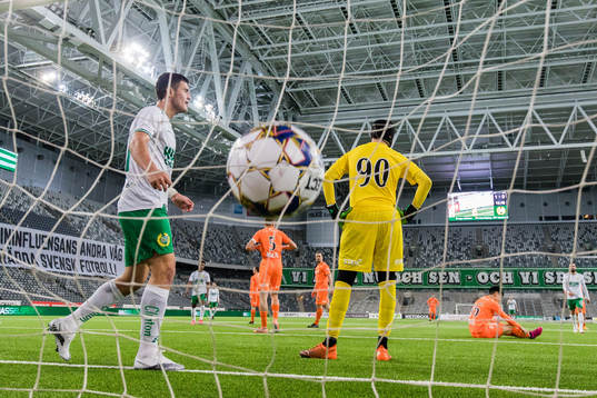 Hammarbys Astrit Selmani jublar eftr att ha gjort 2-0 för