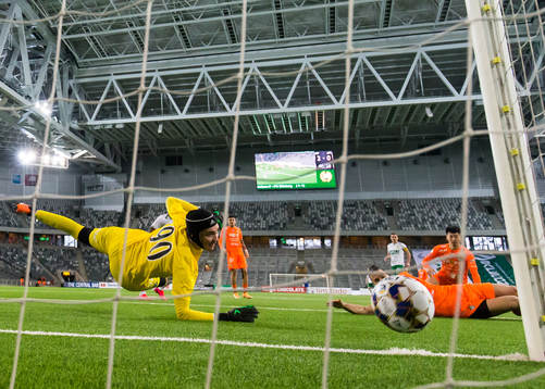 AFC Eskilstunas målvakt Noel Törnqvist ser bollen gå in