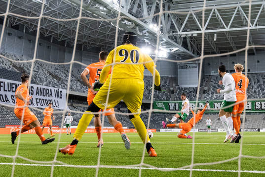 Hammarbys Jeppe Andersen skjuter 1-0 för Hammarby