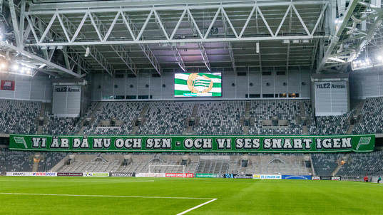 En banderoll på läkteren innan fotbollsmatchen i Svenska