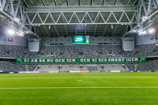En banderoll på läkteren innan fotbollsmatchen i Svenska