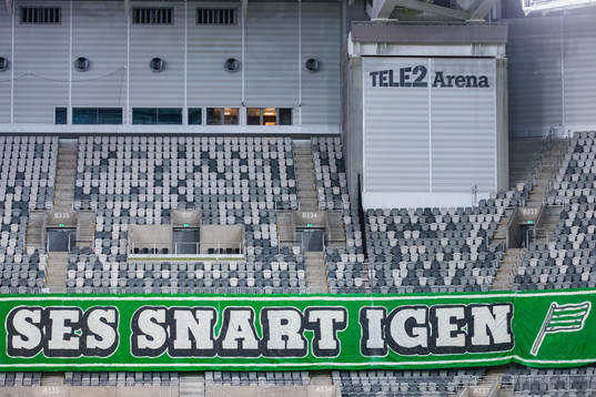 En banderoll på läkteren innan fotbollsmatchen i Svenska