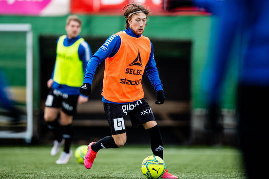 Sirius Axel Björnström värmer upp
