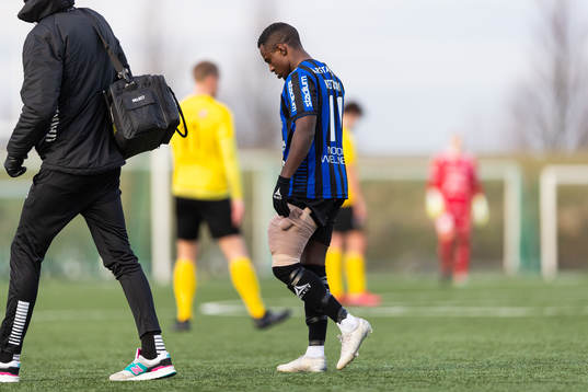 Sirius Nahom Girmai Netabay lämnar plan med lindat lår