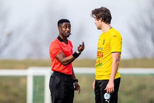 Domare Fredrik Oppong i diskussion med Löddes Nils Runnberg