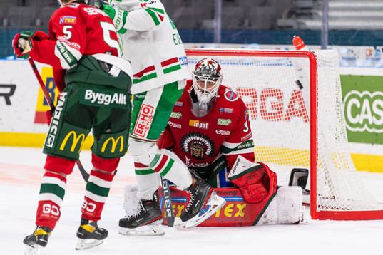 Rögles Simon Ryfors gör 0-2 bakom Frölundas målvakt