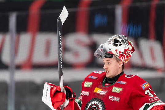 Frölundas målvakt Johan Mattsson reagerar