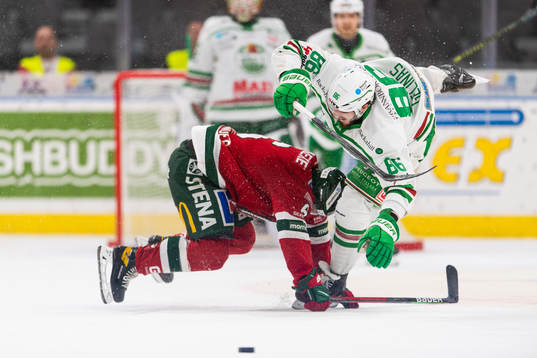 Frölundas Mattias Norlinder kolliderar med Rögles Eric
