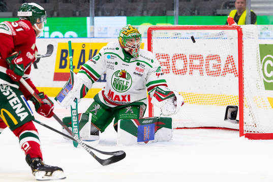 Rögles målvakt Christoffer Rifalk ser pucken gå utanför