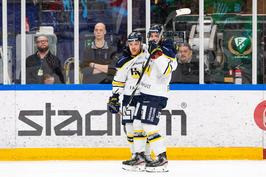 s Filip Sandberg gör 3-3 och jublar med Linus Fröberg