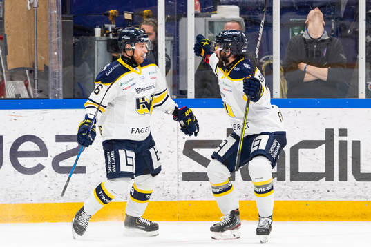s Filip Sandberg gör 3-3 och jublar med Linus Fröberg
