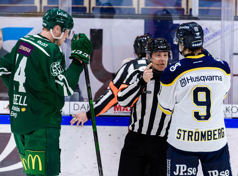 Domare Wolmer Edqvist i samtal med Färjestads Victor