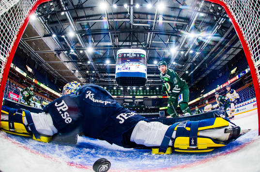 Färjestads Pontus Widerström ser på när en puck går in