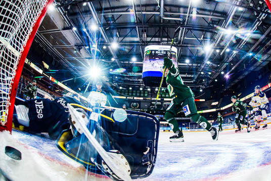Färjestads Pontus Widerström jublar när en puck går in