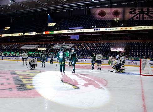 Färjestads Jakob Forsbacka Karlsson och Per Åslund jublar