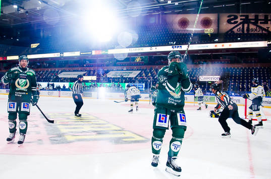 Färjestads Per Åslund och Jonathon Blum jublar