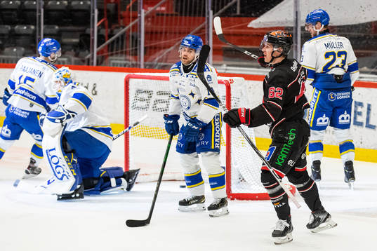 Örebros Robert Leino jublar