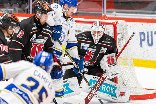 Örebros målvakt Jonas Arntzen med en räddning