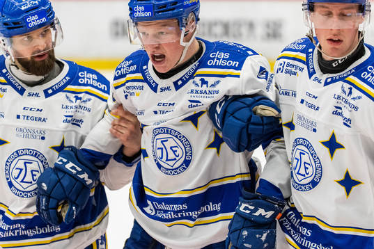 Leksands Emil Heineman får hjälp av isen