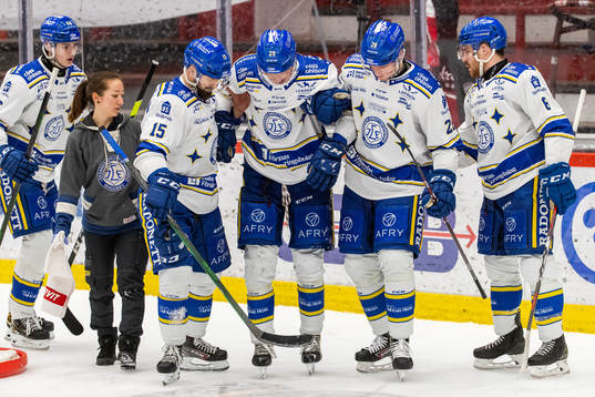 Leksands Emil Heineman får hjälp av isen