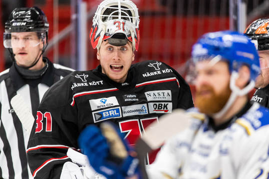 Örebros målvakt Jonas Arntzen reagerar