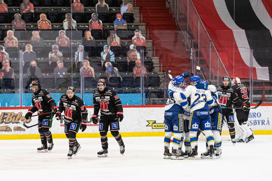 Leksands Patrik Zackrisson jublar  med lagkamrater
