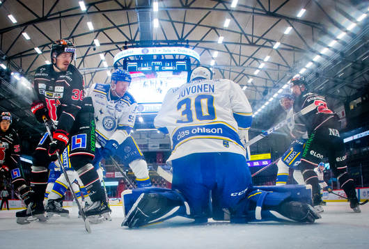 Örebros Emil Larsson och Leksands målvakt Janne Juvonen