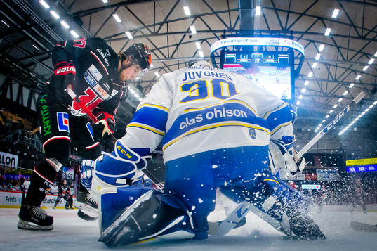 Örebros Glenn Gustafsson och Leksands målvakt Janne
