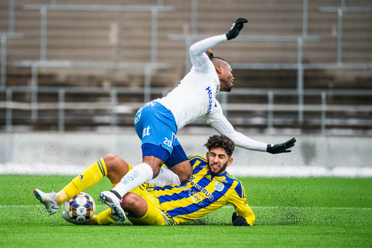 Sundsvalls Paya Pichkah tacklar IFK Norrköpings Kevin