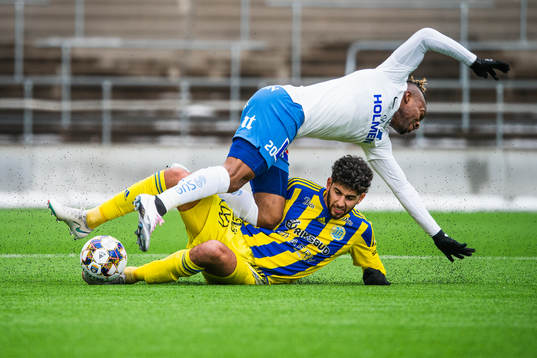 Sundsvalls Paya Pichkah tacklar IFK Norrköpings Kevin