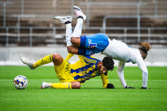 Sundsvalls Paya Pichkah tacklar IFK Norrköpings Kevin