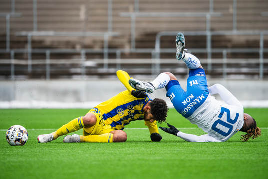 Sundsvalls Paya Pichkah tacklar IFK Norrköpings Kevin
