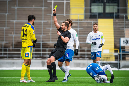 Sundsvalls Paya Pichkah får ett gult kort av domare Victor