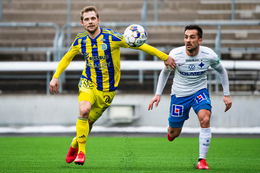 Sundsvalls Erik Andersson i kamp om bollen med IFK