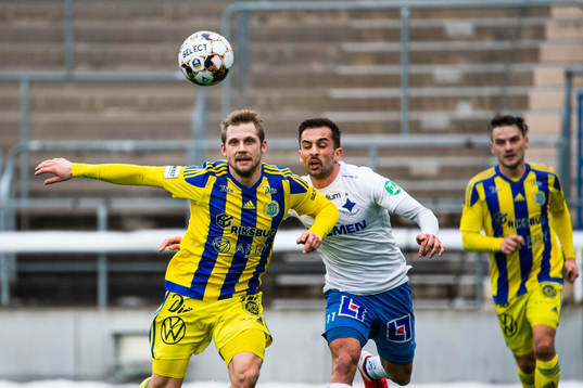 Sundsvalls Erik Andersson i kamp om bollen med IFK